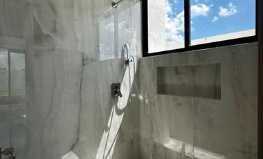 Casa en venta en Sitpach, Mérida con 4 recámaras, alberca y entrega inmediata