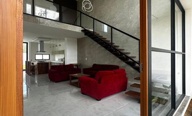 Casa en venta en Sitpach, Mérida con 4 recámaras, alberca y entrega inmediata