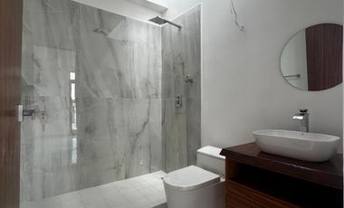 Casa en venta en Sitpach, Mérida con 4 recámaras, alberca y entrega inmediata