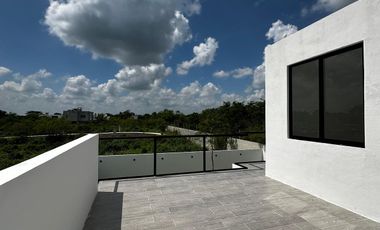 Casa en venta en Sitpach, Mérida con 4 recámaras, alberca y entrega inmediata