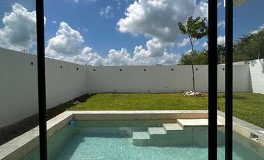 Casa en venta en Sitpach, Mérida con 4 recámaras, alberca y entrega inmediata