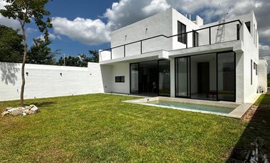 Casa en venta en Sitpach, Mérida con 4 recámaras, alberca y entrega inmediata