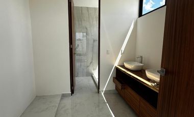 Casa en venta en Sitpach, Mérida con 4 recámaras, alberca y entrega inmediata