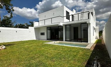 Casa en venta en Sitpach, Mérida con 4 recámaras, alberca y entrega inmediata