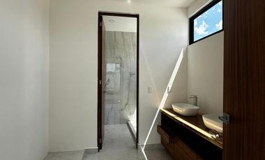 Casa en venta en Sitpach, Mérida con 4 recámaras, alberca y entrega inmediata