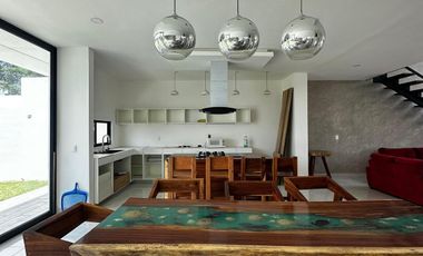 Casa en venta en Sitpach, Mérida con 4 recámaras, alberca y entrega inmediata