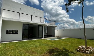 Casa en venta en Sitpach, Mérida con 4 recámaras, alberca y entrega inmediata