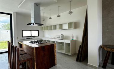 Casa en venta en Sitpach, Mérida con 4 recámaras, alberca y entrega inmediata