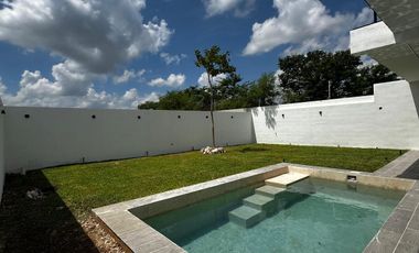 Casa en venta en Sitpach, Mérida con 4 recámaras, alberca y entrega inmediata