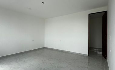 Casa en venta en Sitpach, Mérida con 4 recámaras, alberca y entrega inmediata