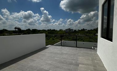 Casa en venta en Sitpach, Mérida con 4 recámaras, alberca y entrega inmediata