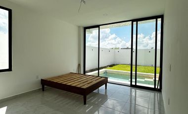 Casa en venta en Sitpach, Mérida con 4 recámaras, alberca y entrega inmediata