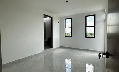 Casa en venta en Sitpach, Mérida con 4 recámaras, alberca y entrega inmediata