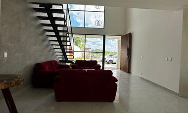 Casa en venta en Sitpach, Mérida con 4 recámaras, alberca y entrega inmediata