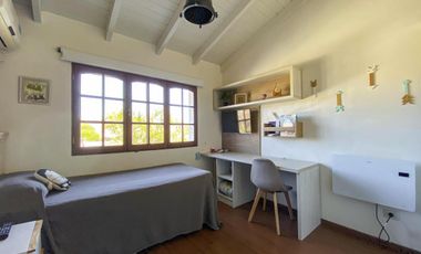 Casa de 4 dormitorios con pileta y quincho