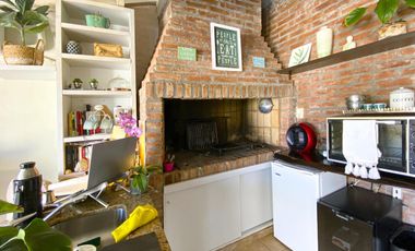 Casa de 4 dormitorios con pileta y quincho