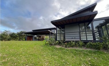 Casa campestre de un nivel para estrenar en venta en el Retiro