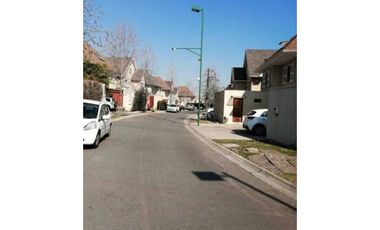 Se arrienda amplia casa en Condominio de Peñalolén