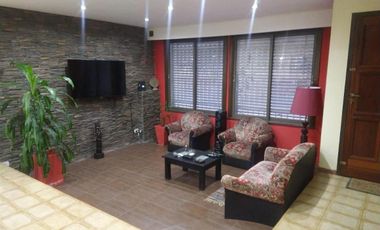 Casa en venta - 4 Dormitorios 6 Baños - 383Mts2 - Morón