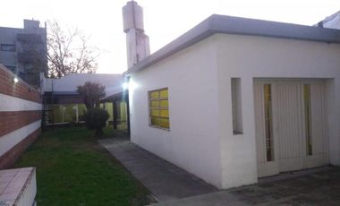 Casa en venta - 4 Dormitorios 6 Baños - 383Mts2 - Morón