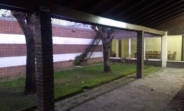 Casa en venta - 4 Dormitorios 6 Baños - 383Mts2 - Morón