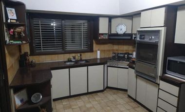 Casa en venta - 4 Dormitorios 6 Baños - 383Mts2 - Morón