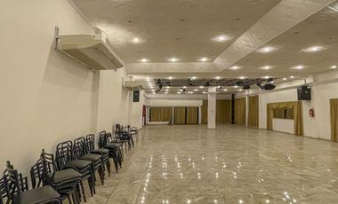 Local tipo salón multi espacio sobre avenida principal en Baigorria