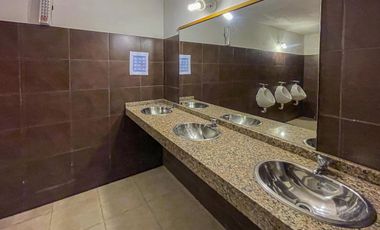 Local tipo salón multi espacio sobre avenida principal en Baigorria