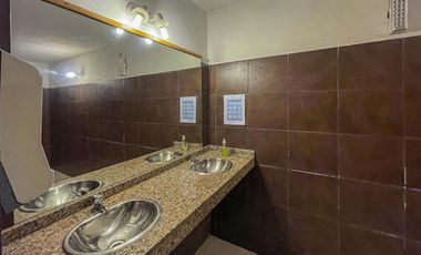 Local tipo salón multi espacio sobre avenida principal en Baigorria