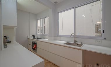 Esmeralda y Juncal. Reciclado. Cochera fija con baulera.