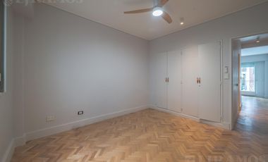 Esmeralda y Juncal. Reciclado. Cochera fija con baulera.