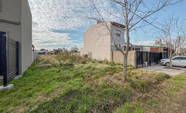 Terreno de 343m² con frente al sur en Barrio Tango