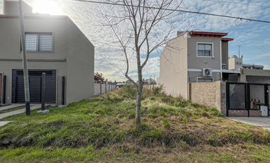 Terreno de 343m² con frente al sur en Barrio Tango
