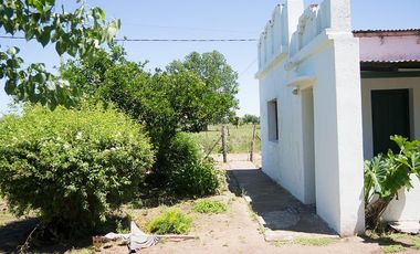 Casa en venta - 2 Dormitorios 1 Baño - Cochera - 1.400Mts2 - Urdampilleta, Bolívar