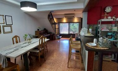 Casa de 5 ambientes con Fondo Libre y Parrilla - Villa Dominico