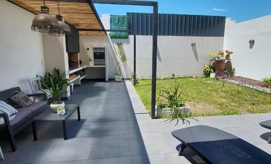 Casa de 5 ambientes con Fondo Libre y Parrilla - Villa Dominico