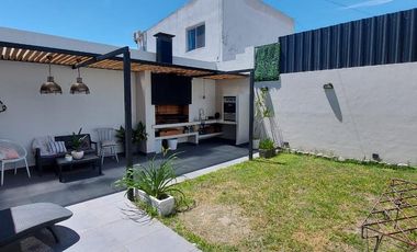 Casa de 5 ambientes con Fondo Libre y Parrilla - Villa Dominico