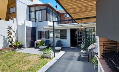 Casa de 5 ambientes con Fondo Libre y Parrilla - Villa Dominico