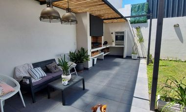 Casa de 5 ambientes con Fondo Libre y Parrilla - Villa Dominico