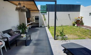 Casa de 5 ambientes con Fondo Libre y Parrilla - Villa Dominico