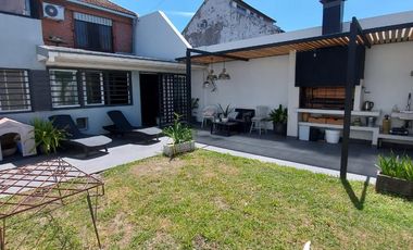 Casa de 5 ambientes con Fondo Libre y Parrilla - Villa Dominico