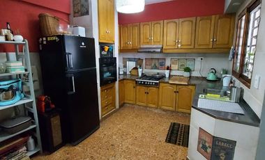 Casa de 5 ambientes con Fondo Libre y Parrilla - Villa Dominico