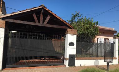 Casa en venta - 3 Dormitorios 2 Baños - Cocheras - 360Mts2 - Merlo