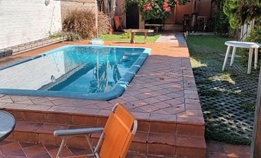 Casa en venta - 3 Dormitorios 2 Baños - Cocheras - 360Mts2 - Merlo