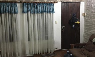 Casa en venta - 3 Dormitorios 2 Baños - Cocheras - 360Mts2 - Merlo