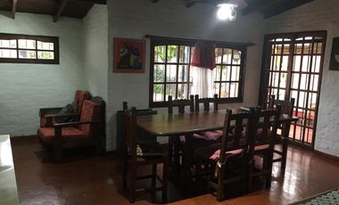 Casa en venta - 3 Dormitorios 2 Baños - Cocheras - 360Mts2 - Merlo