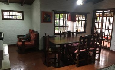 Casa en venta - 3 Dormitorios 2 Baños - Cocheras - 360Mts2 - Merlo