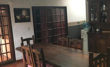 Casa en venta - 3 Dormitorios 2 Baños - Cocheras - 360Mts2 - Merlo