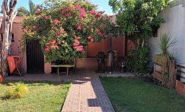 Casa en venta - 3 Dormitorios 2 Baños - Cocheras - 360Mts2 - Merlo