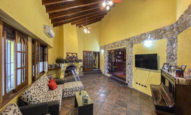 Casa de 2 dormitorios con pileta y quincho